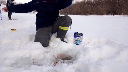 РЫБАЛКА НА РЕКЕ В МОРОЗ! ПОСТАВИЛ ЧЁРТИКА И ОН КЛЮНУЛ! Первая зимняя рыбалка 2024 года.