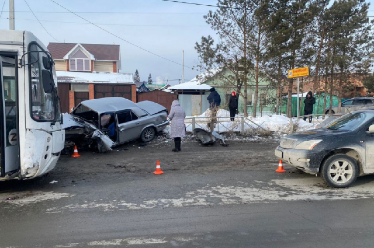 В ГИБДД прокомментировали массовую аварию с автобусом в Новосибирске | АиФ  Новосибирск | Дзен