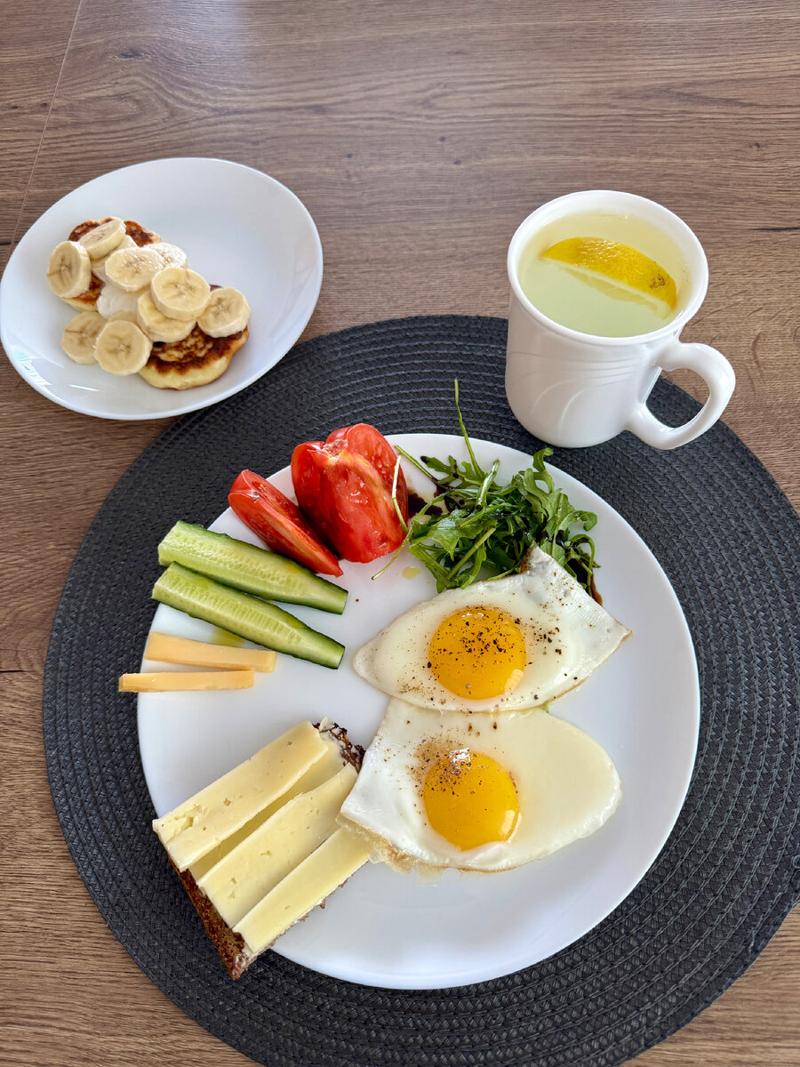  Нас часто ругают за то, что у нас слишком большие завтраки, что такой завтрак можно разделить на троих.  Что хочу сказать в свою защиту, мы любим вкусно покушать, особенно с утра.
