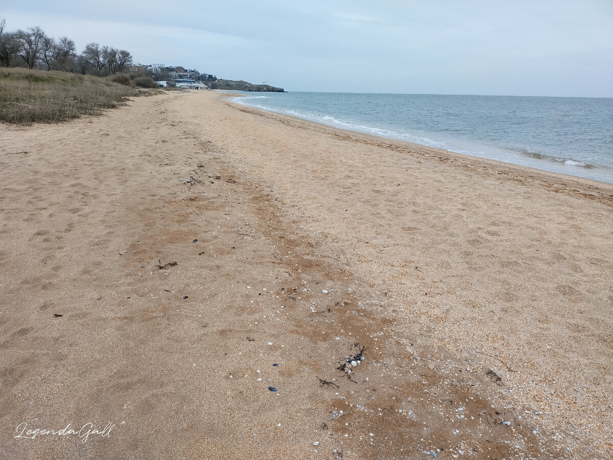 Песок разный, у моря рыхлый и светлый, а дальше темнее и плотнее. 