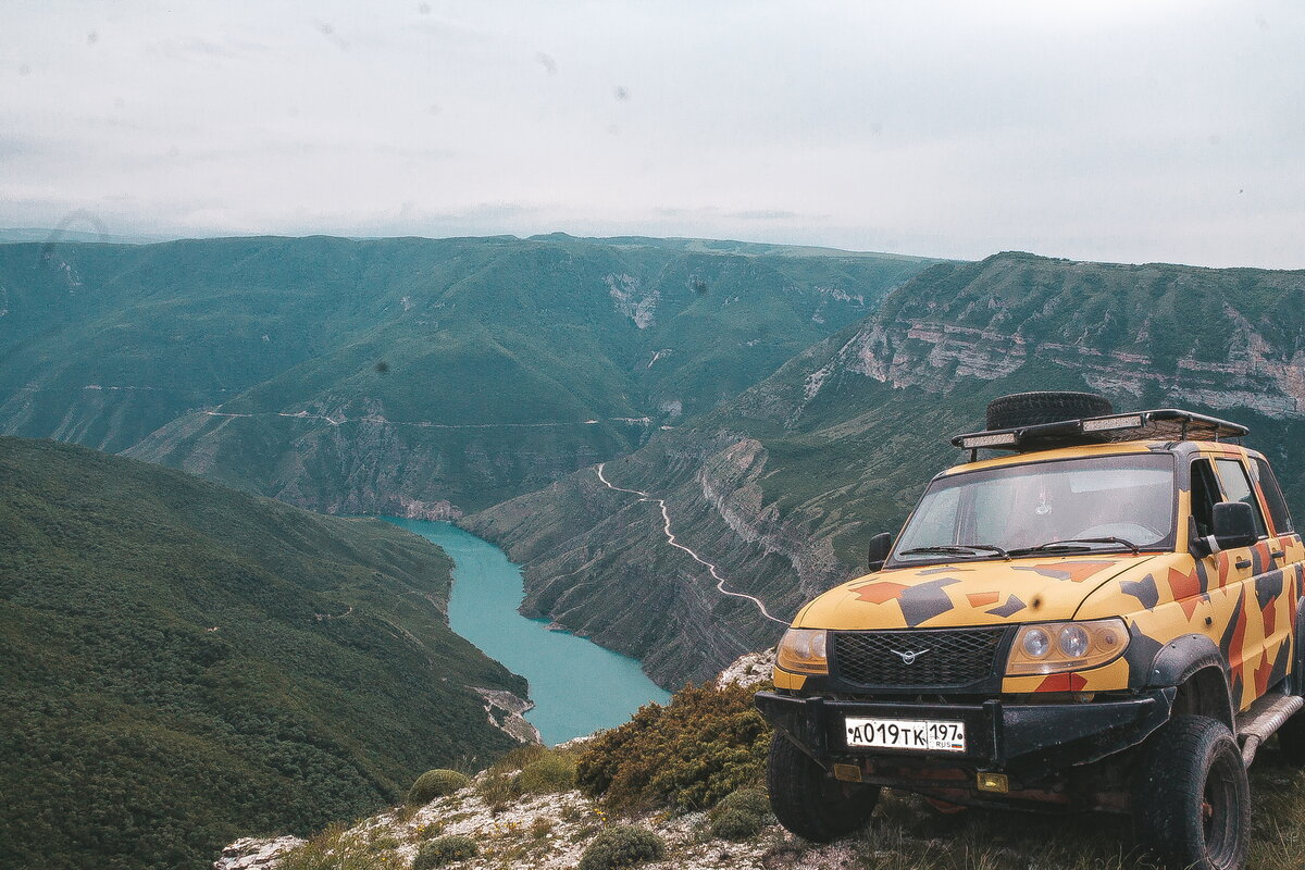 Пикачу на фоне Сулакского каньона