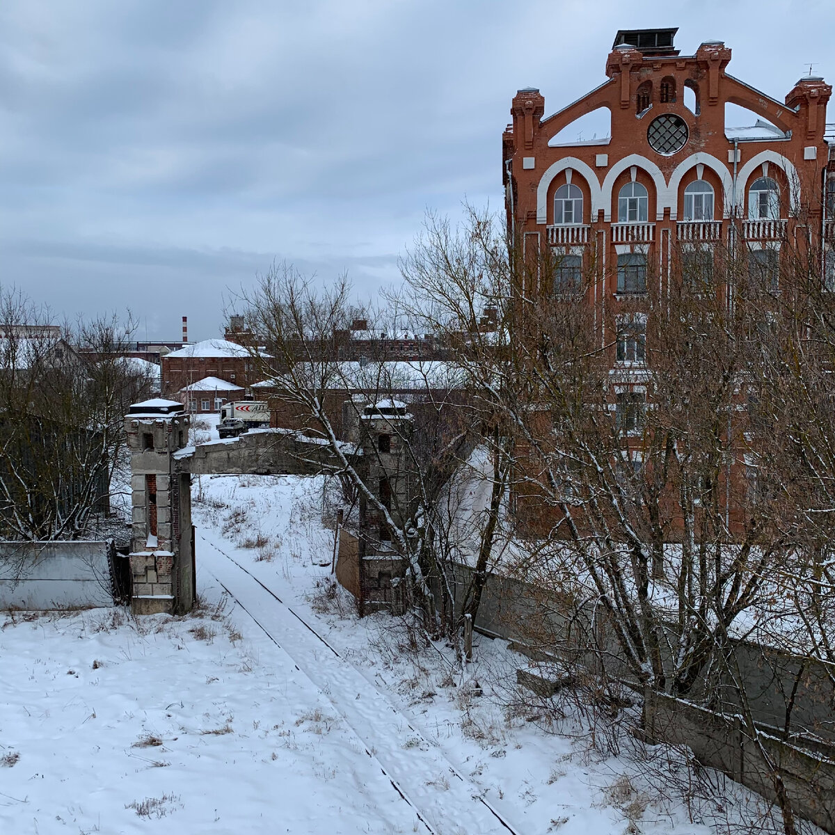 Обошел самый «парадный жилой корпус». Бывшие ворота с путями в территорию завода.