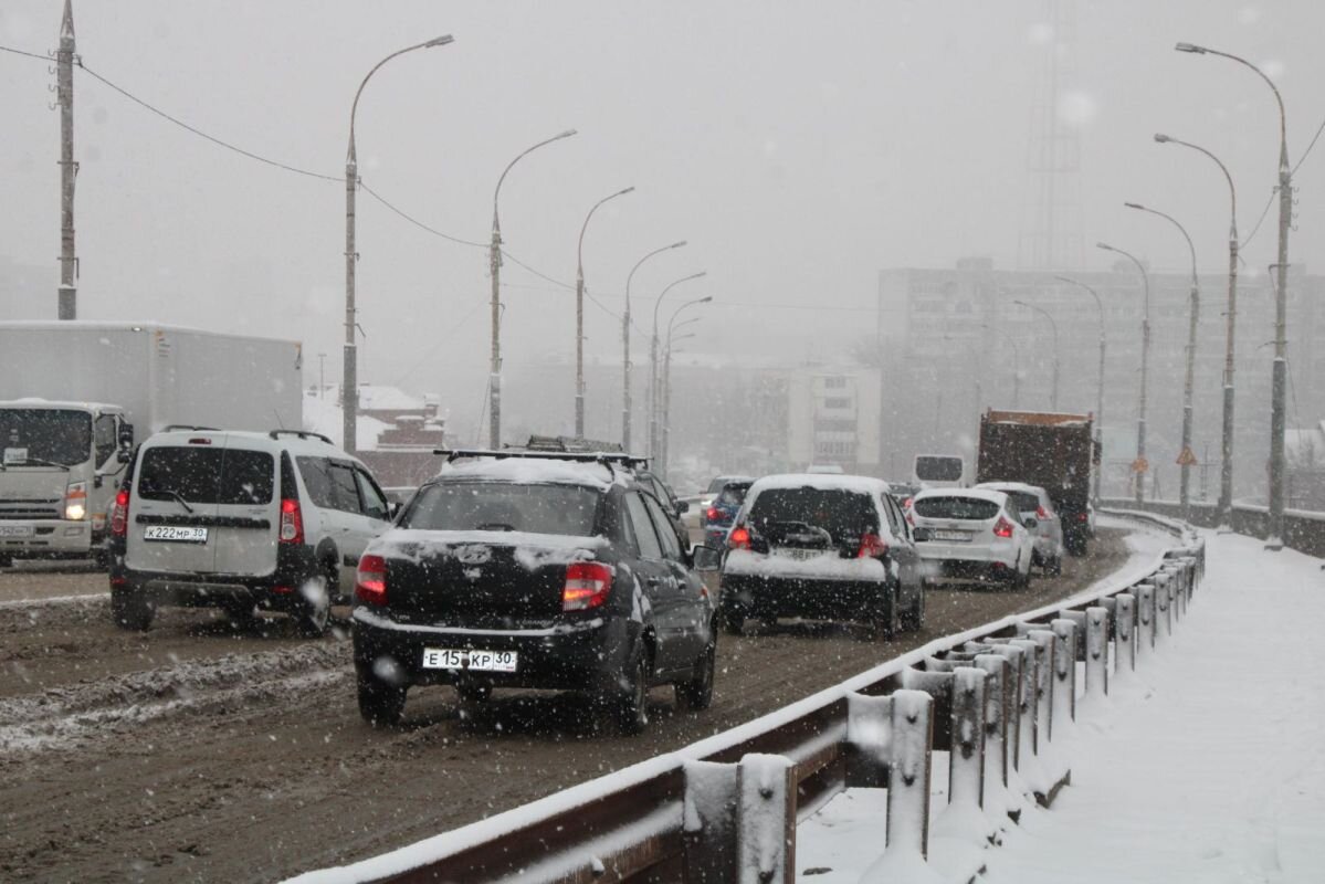 Снег в астрахани 2024. Астрахань снегопад. Метель в городе. Гололед на дороге. Лед на дороге.