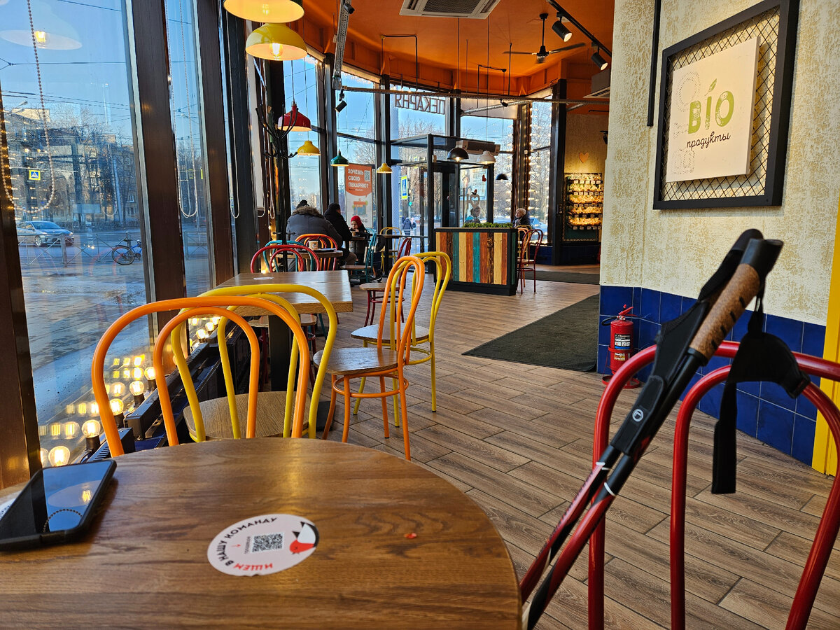 Палки для скандинавской ходьбы в ожидании кофе.