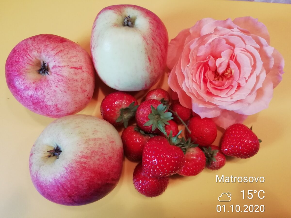    Вот такой натюрморт подсказал мне идею приготовления сегодня блинчиков, фаршированных мармеладными яблочками и клубникой