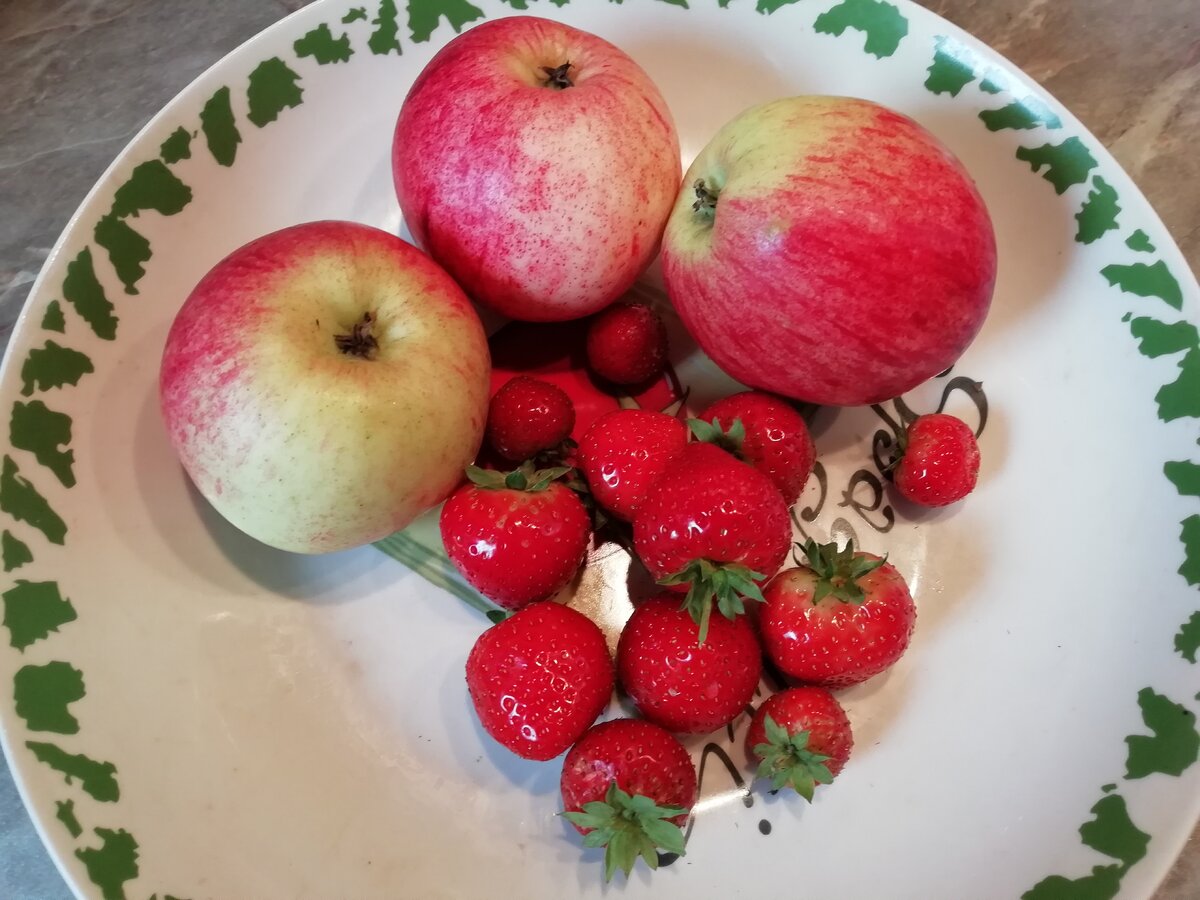    Вкусняшки для начинки. Яблоками соседка угостила, а клубничка моя — ремонтантая 'Эви 2 '