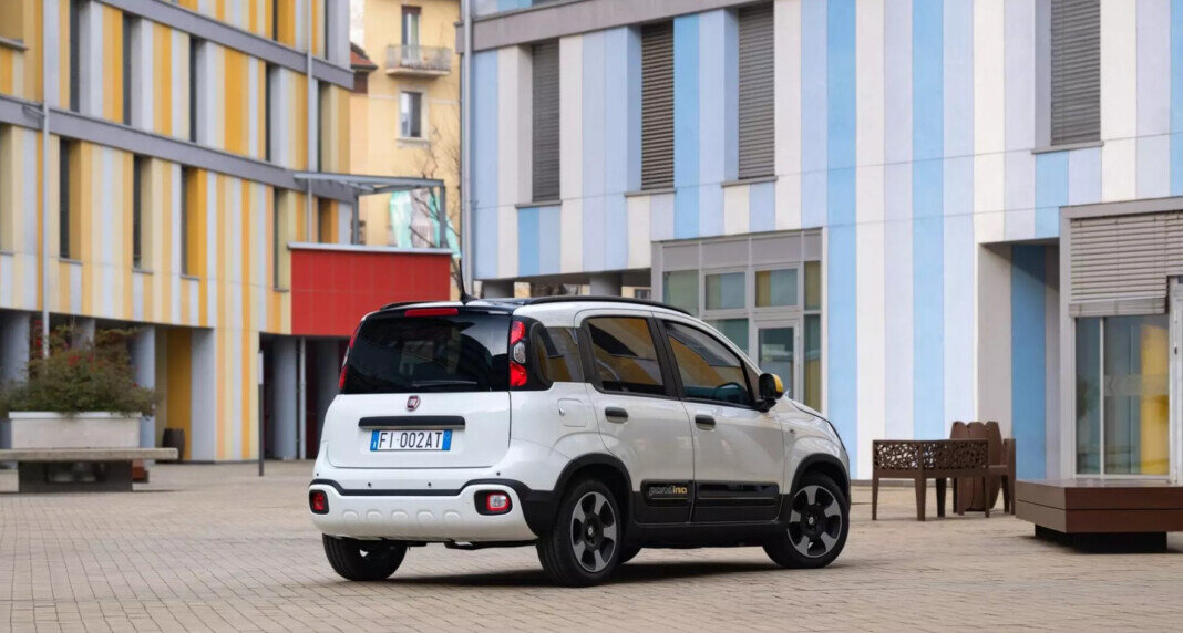 Культовая модель Fiat Panda, полюбившаяся миллионам по всему миру, готовится к новому витку популярности. Компания Fiat анонсировала значительное обновление этой машины, выпускающейся с 1980 года.-2