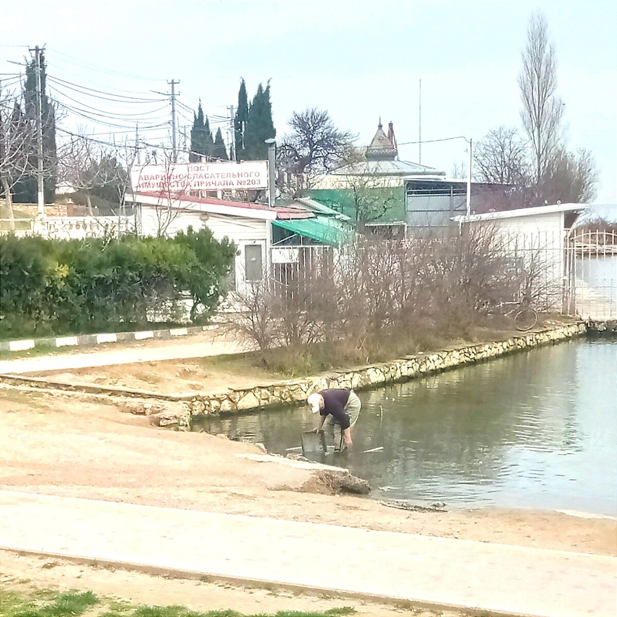 Мужчина копает лиманного червя