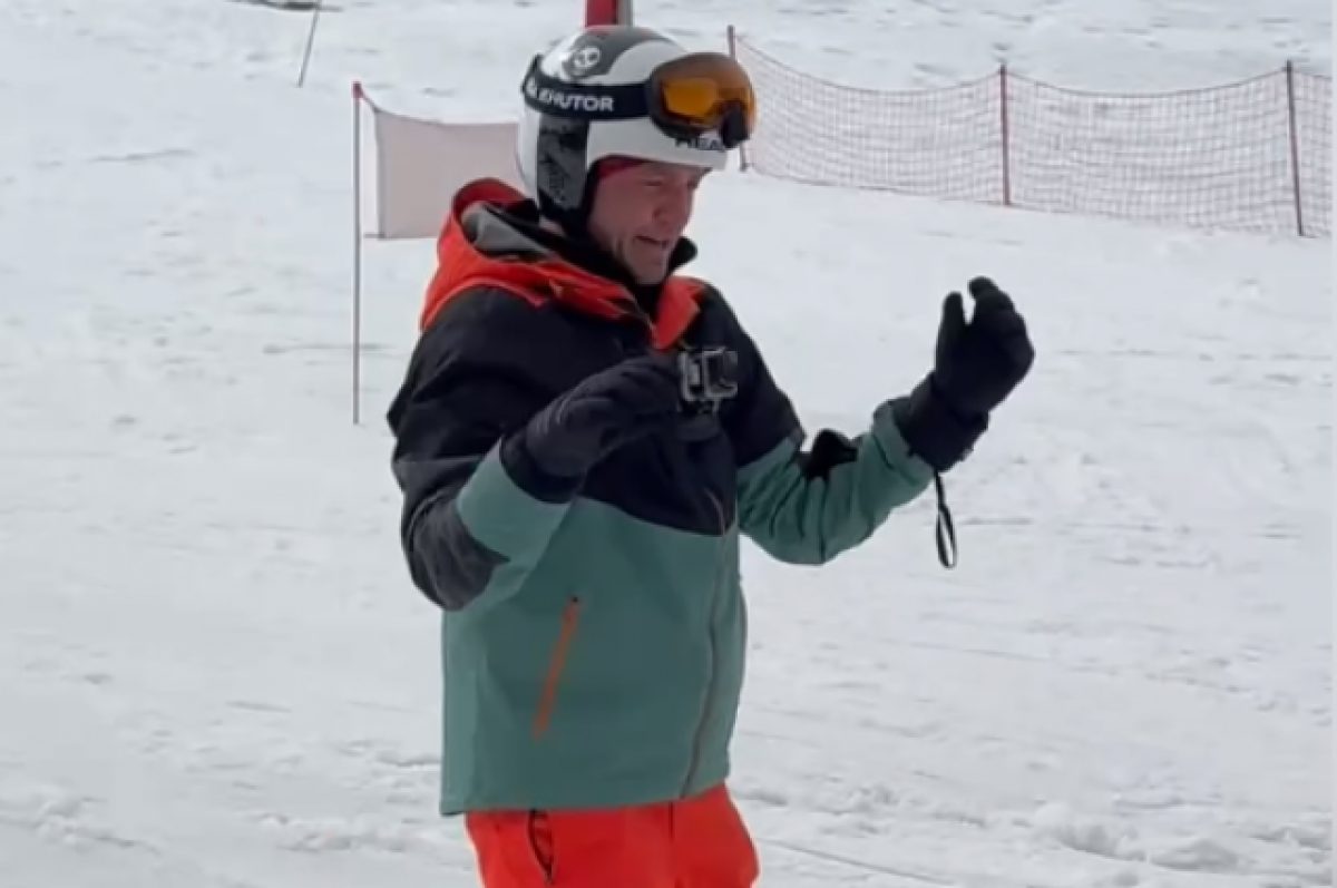    Костомаров спустился со склона горы на сноуборде