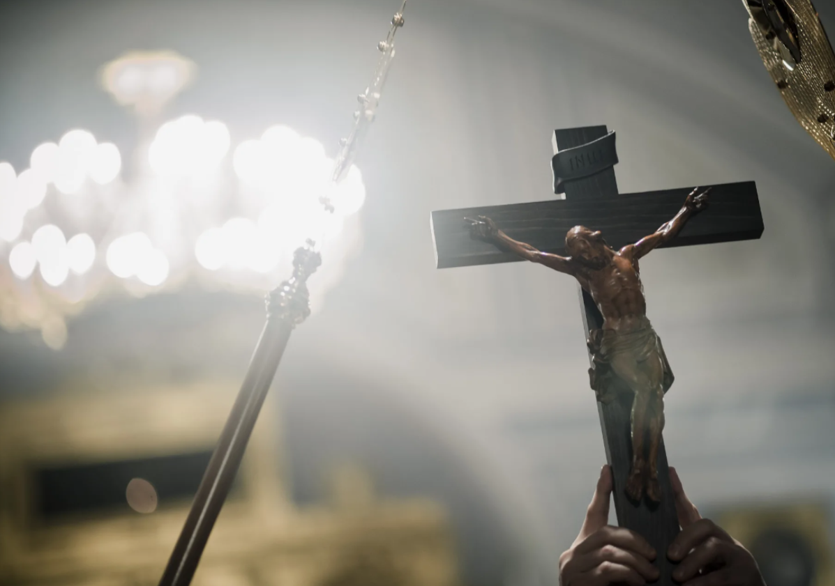 Το κύριο σύμβολο του Χριστιανισμού είναι ο σταυρός.  Ο σταυρός, στον οποίο εκτελέστηκαν επαναστάτες και εγκληματίες στη Ρωμαϊκή Αυτοκρατορία, έχει γίνει σύμβολο της αιώνιας ζωής.-4