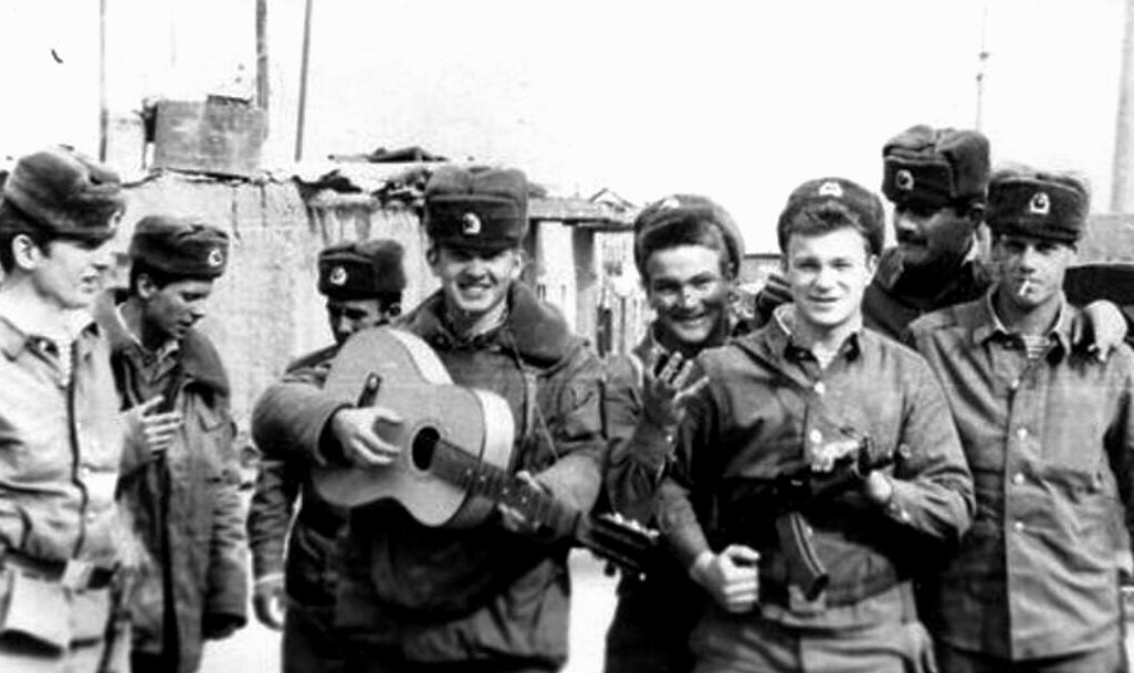 Нам песня жить и служить помогает... Фото из открытых источников.