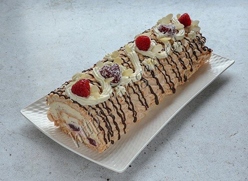 Рулет меренговый с малиной