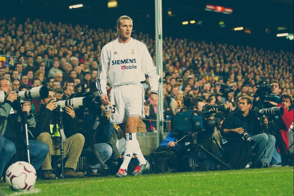 Дэвид Бекхэм - мастер штрафных ударов. В каждом дворе мальчишки пытались "пробить как Бекхэм"