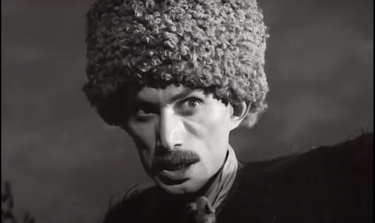 Кадр из фильма "Тучи покидают небо". Разгневанный Башир (Багиш Айдаев).