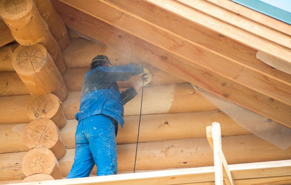 Одна из самых важных стадий отделки деревянного дома из бруса - это шлифовка стен перед нанесением масла.