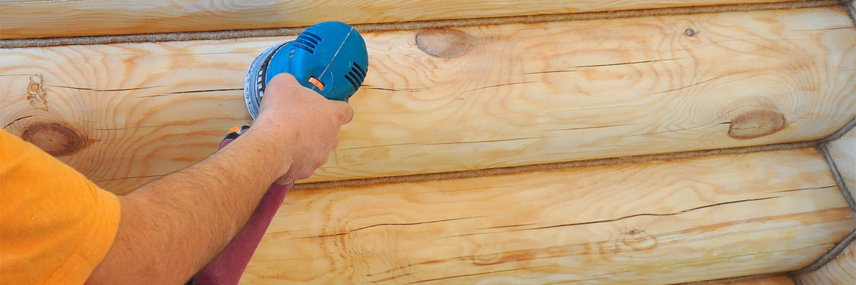Одна из самых важных стадий отделки деревянного дома из бруса - это шлифовка стен перед нанесением масла.-2