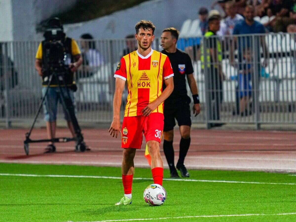    Защитник "Алании" Давид Шавлохов в матче Первой лиги© пресс-служба ФК "Алания"