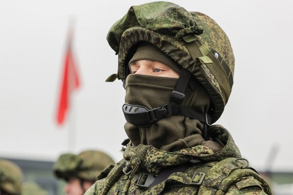 Один из защитников Родины. Фото Вадима Савицкого. Пресс-служба Минобороны РФ/ТАСС. Источник: https://объясняем.рф/articles/military_service/sluzhba_v_dobrovolcheskikh_formirovaniyakh/priem_na_sluzhby/kak_yavlyayas_dobrovoltsem_zaklyuchit_kontrakt_o_prokhozhdenii_voennoy_sluzhby/