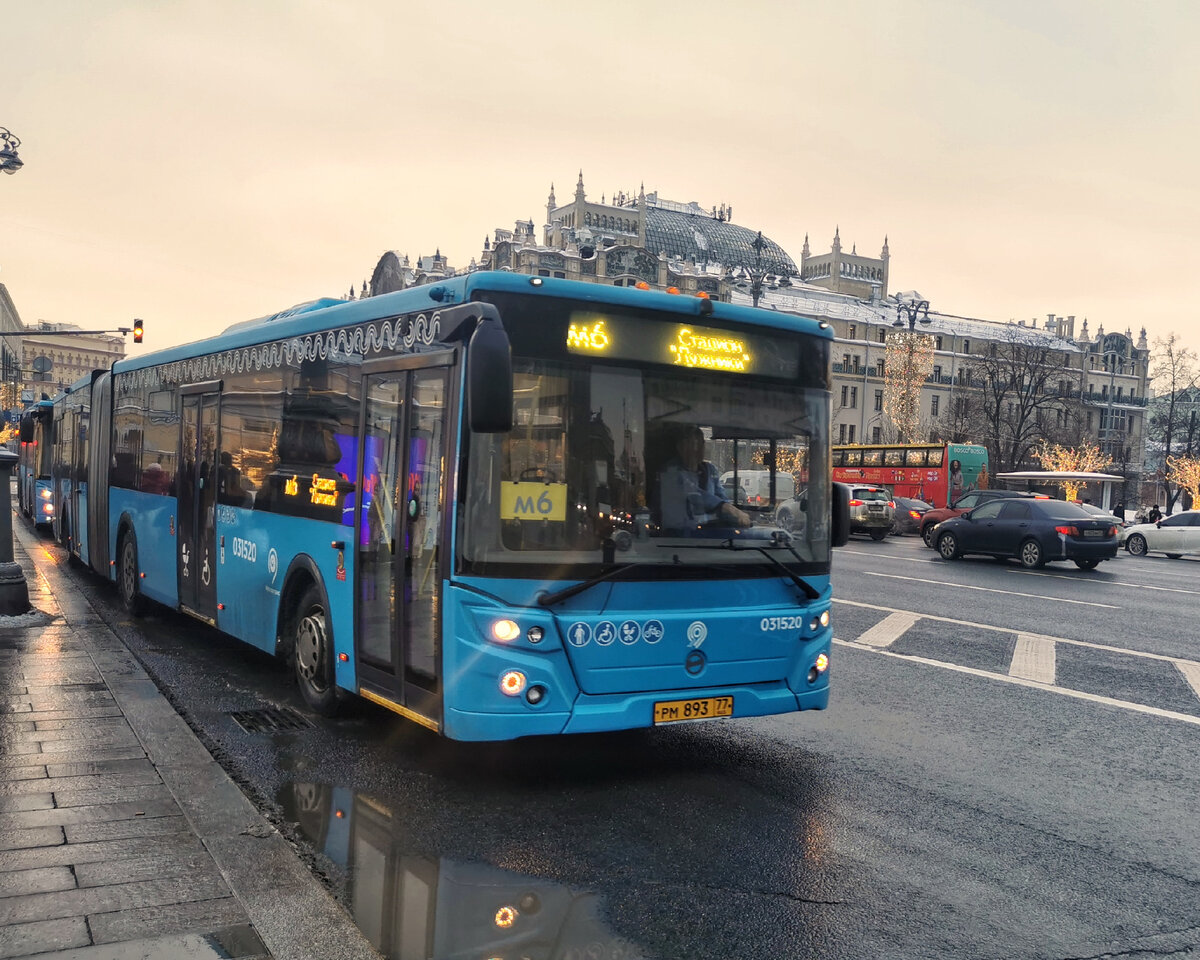 Автобус 031520 ЛиАЗ-6213 на маршруте № м6. Театральная площадь. Очень непривычно, что филиал Восточный теперь часть филиал Северо-Восточный и бортовые номера этих автобусов начинаются на 03.