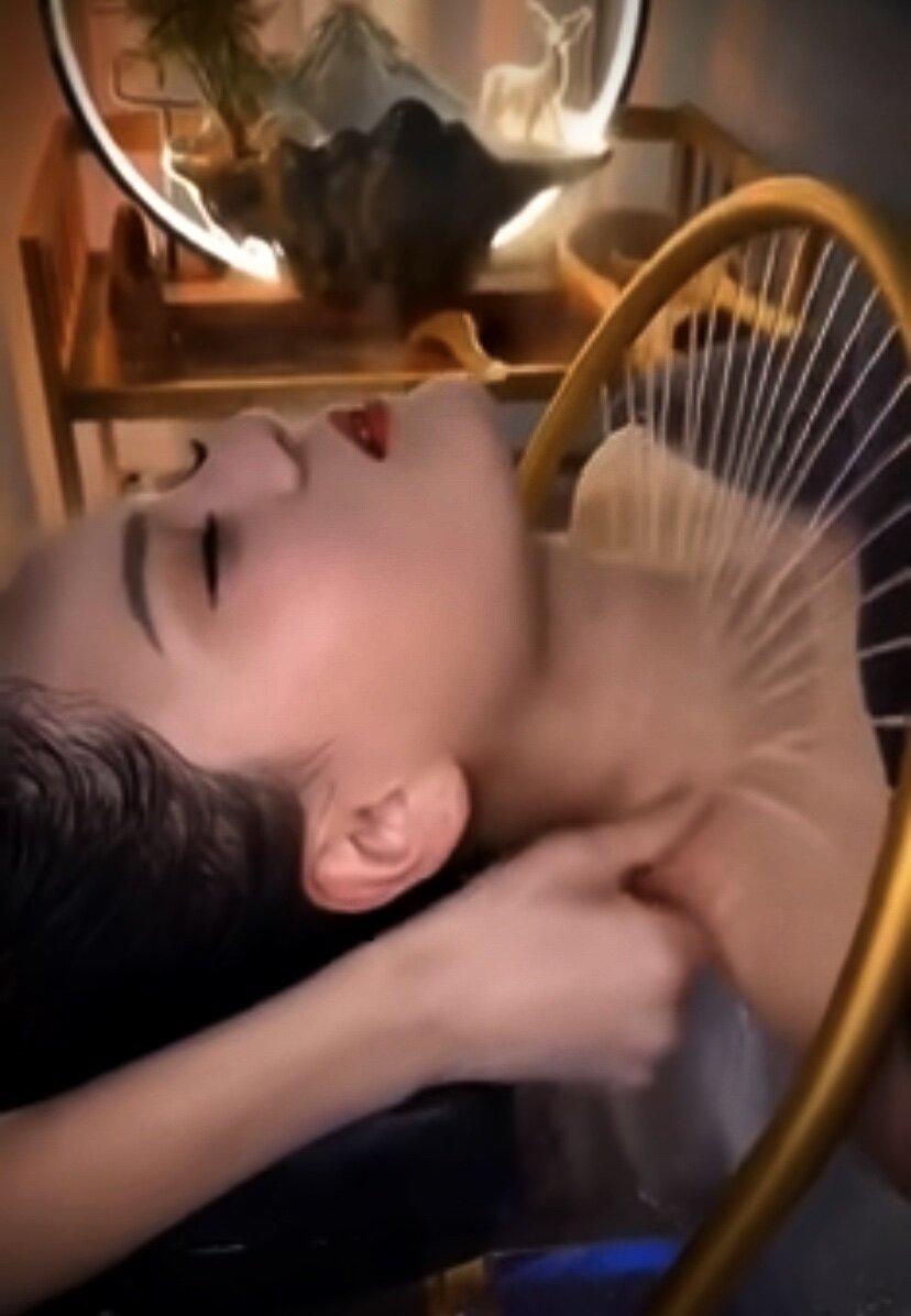 На видео, девушке проводят мытьё головы, скрабирование кожи головы, и всяческие массажи .