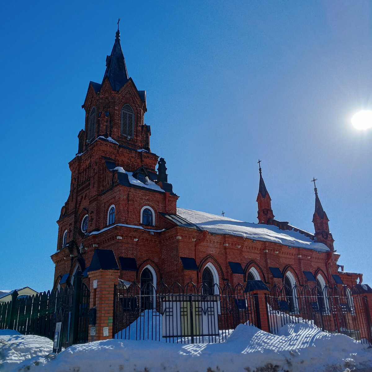 Католическая церковь святого Розария Пресвятой Девы Марии. Фото автора 