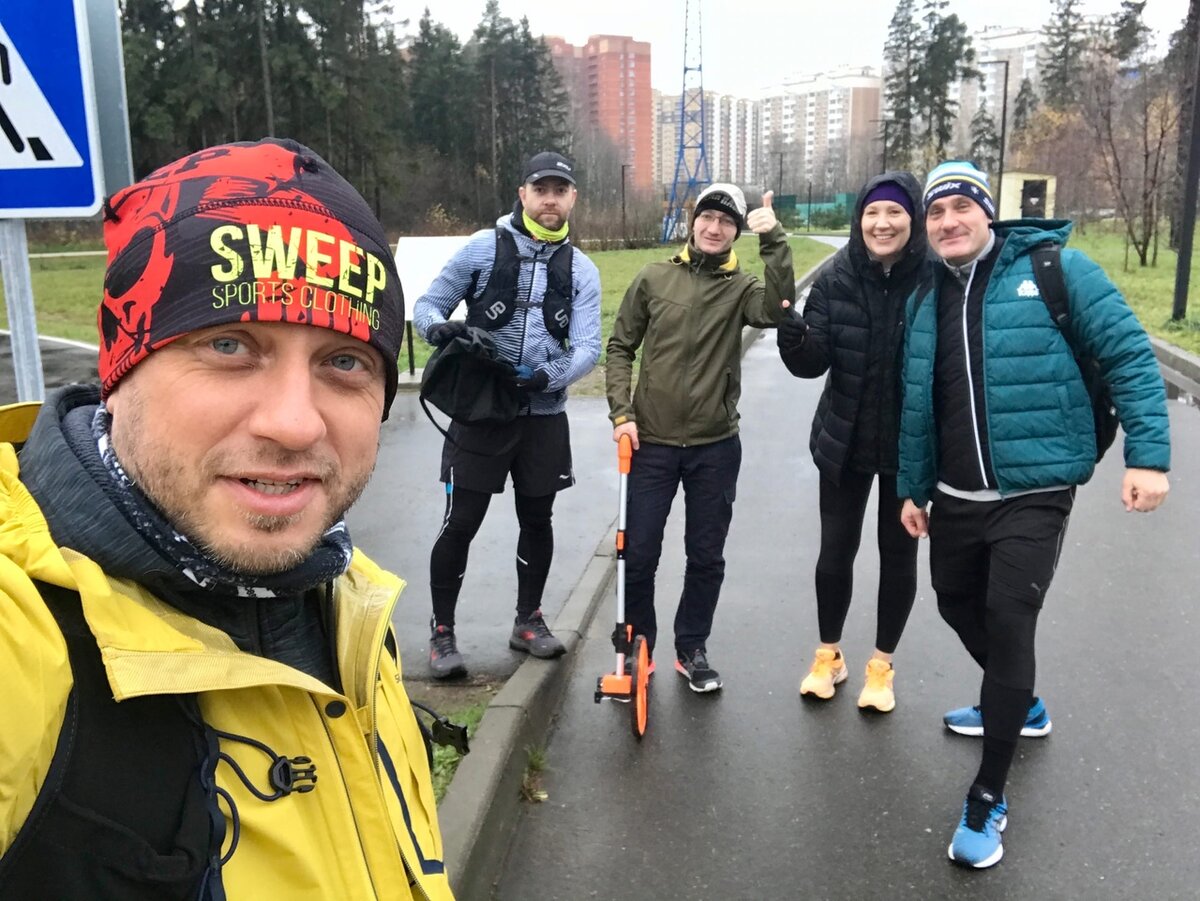 Фото со страницы ВК "Приятели" Измерение трассы в целях подготовки к открытию parkrun