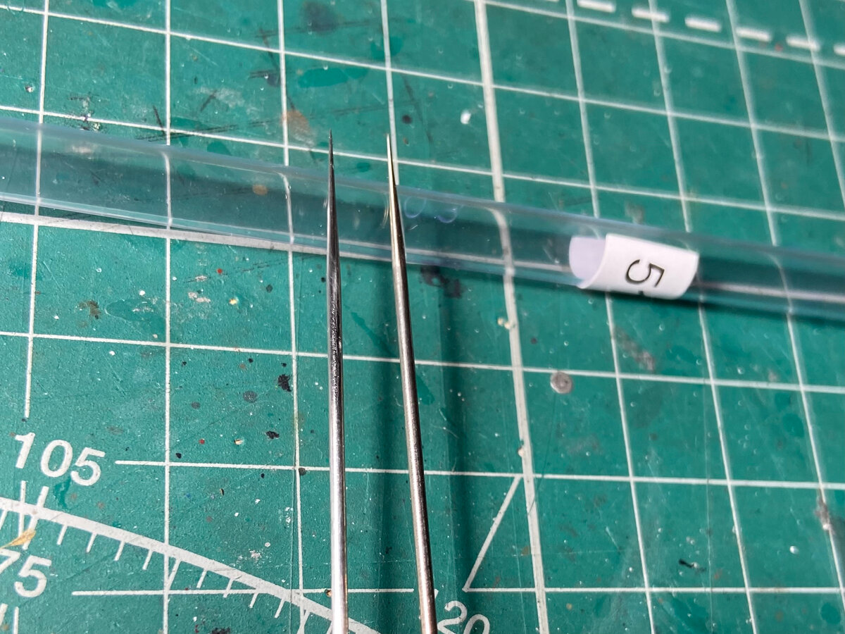 Слева - новая игла. Справа - из аэрографа 1127