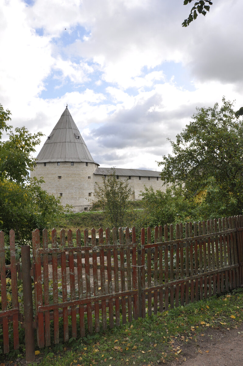 Рядом располагаются дома и сады местных жителей