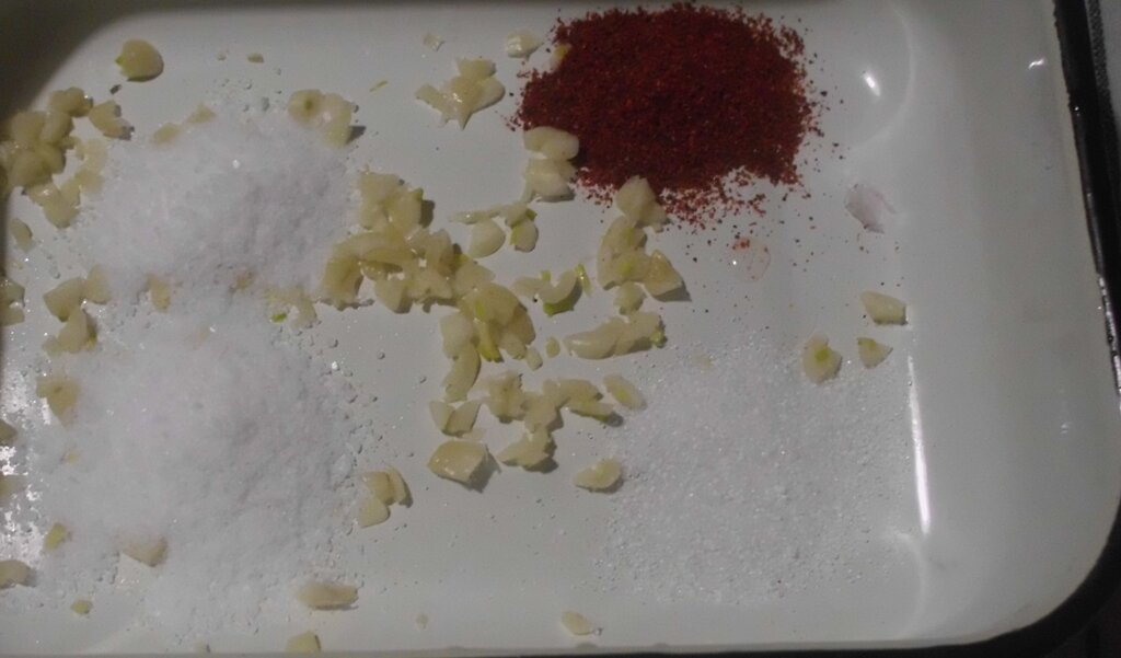 Измельченный чеснок, соль, кислота лимонная и красный молотый перец в белом металлическом лотке. Личное фото автора канала Житейская проза
