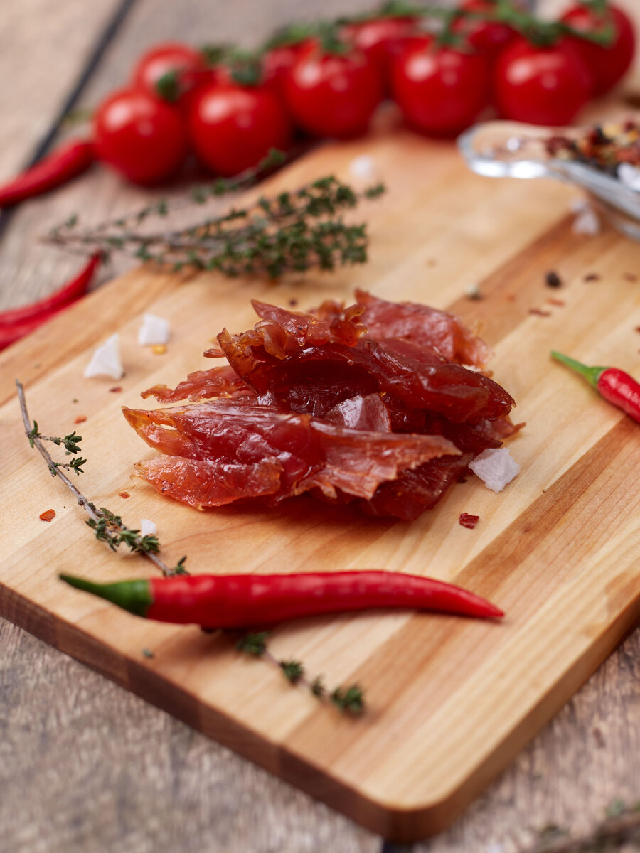 Мясные чипсы. Конечно, отправляются они в Космос без дощечки, перчика и веточек розмарина :)