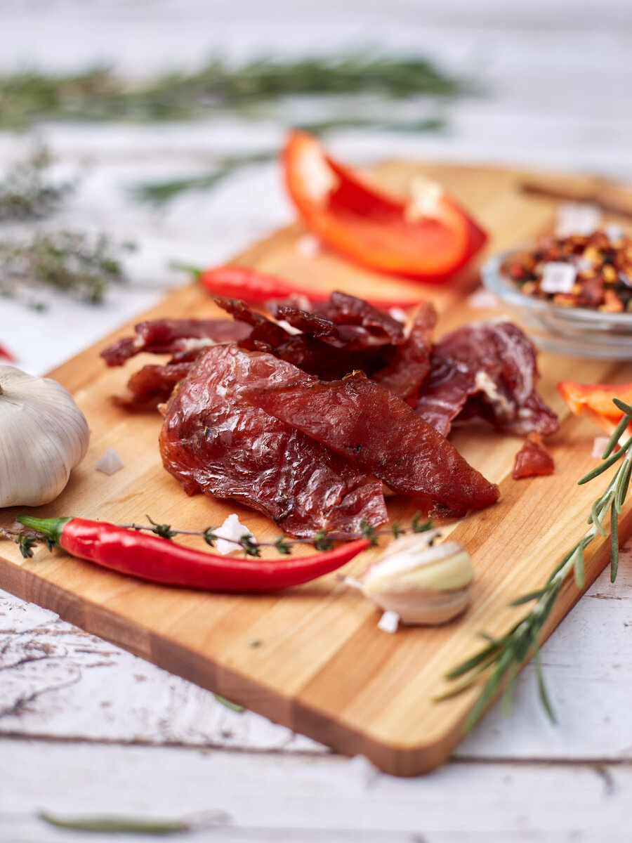 Если разглядеть внимательно - можно увидеть белок мяса :) Конечно, невооруженным глазом сделать это невозможно, если у вас нет супер-способностей