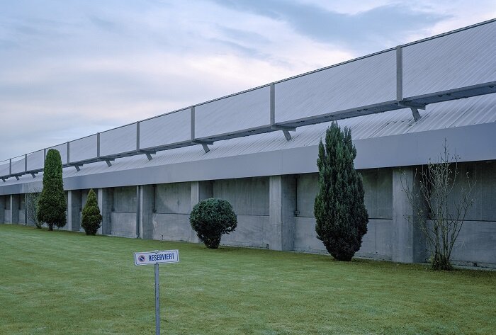 Шумопоглощающие экраны, которые возводятся по всей Швейцарии, стали неотъемлемой частью городского и природного ландшафта. | Фото: lagruyere.ch.