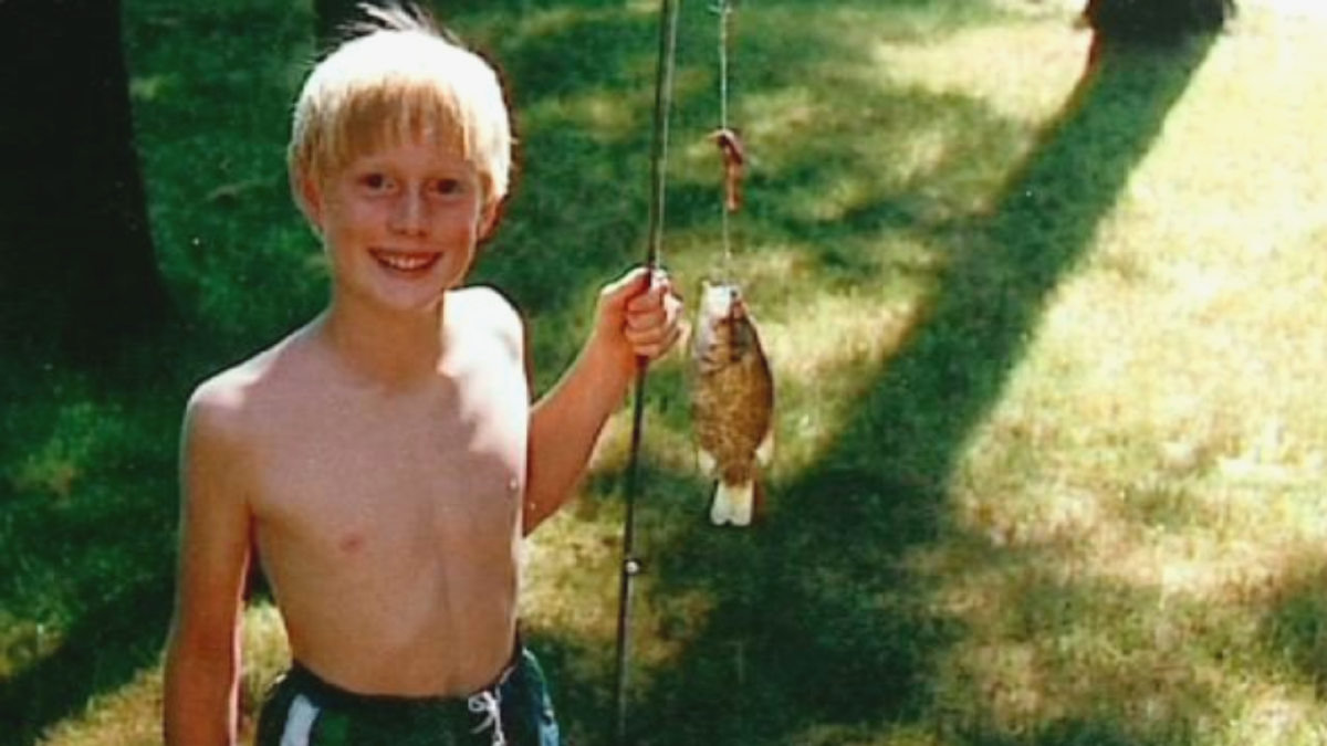 Озорной парень, который легкомысленно относился к безопасности. Благодаря химическим опытам получал взрывы, а однажды в походе чуть не сжег палатку. Источник: https://www.peoples.ru/