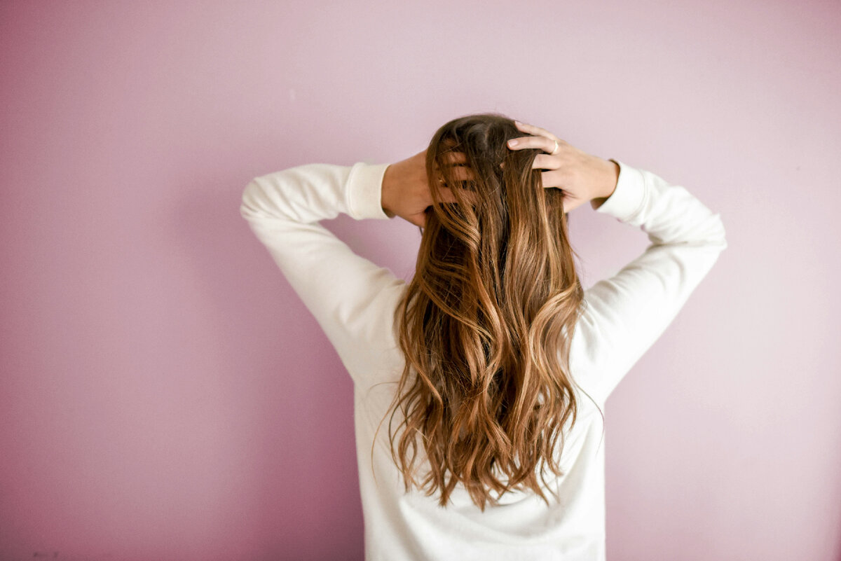  Волосы выпадают каждый день. В день может выпасть до 100 волосков, но, если вы стали замечать, что их стало слишком много, значит, в организме происходят патологические процессы.
