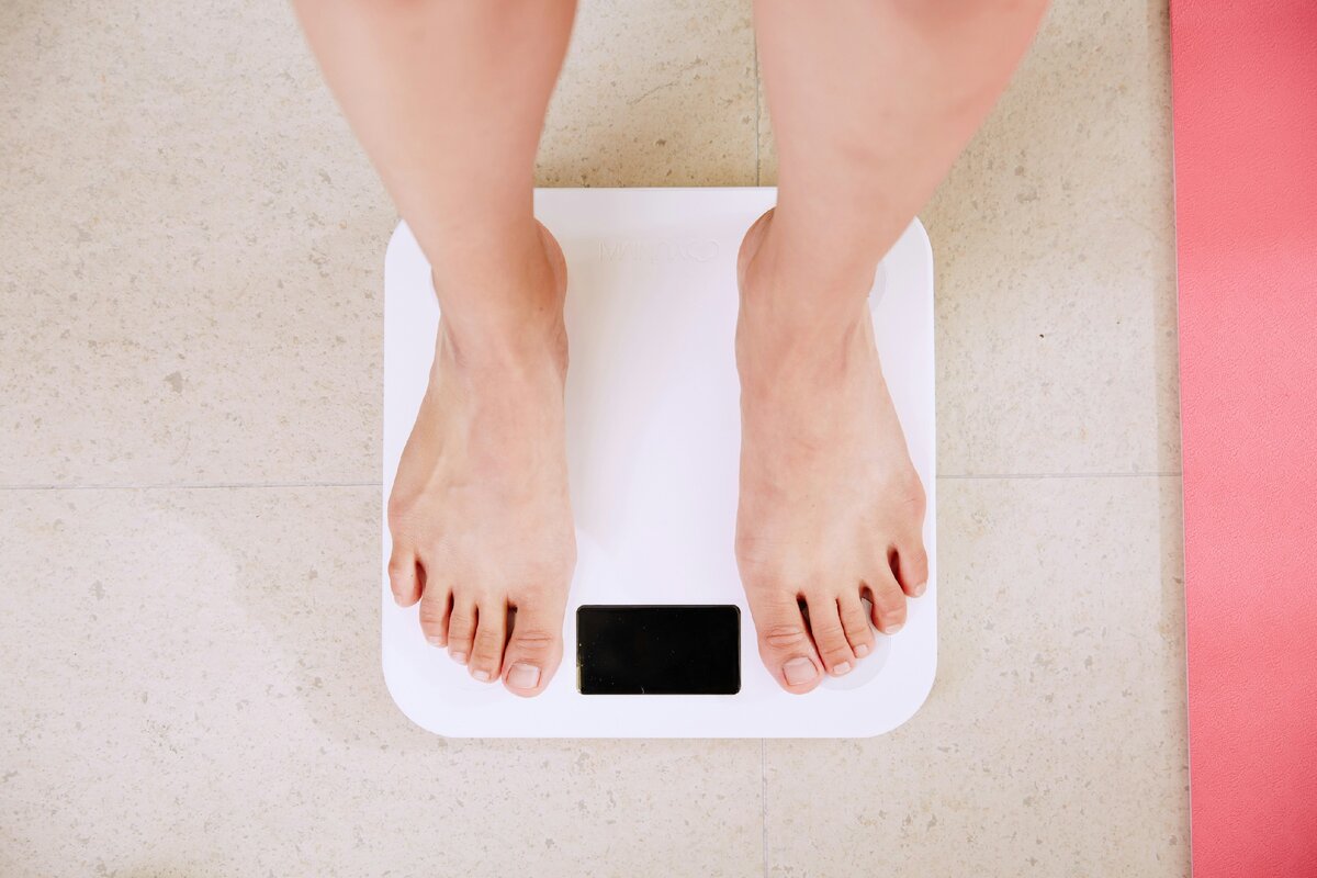  Гормональные нарушения часто сопровождаются набором лишнего веса.  Связано это с замедлением обмена веществ, потерей баланса между чувством голода и насыщения.