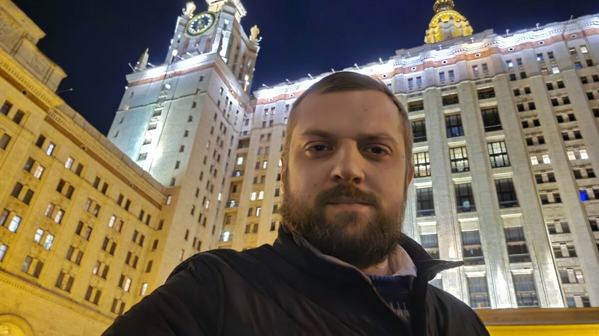 Я возле здания МГУ, где находится отдел полиции
