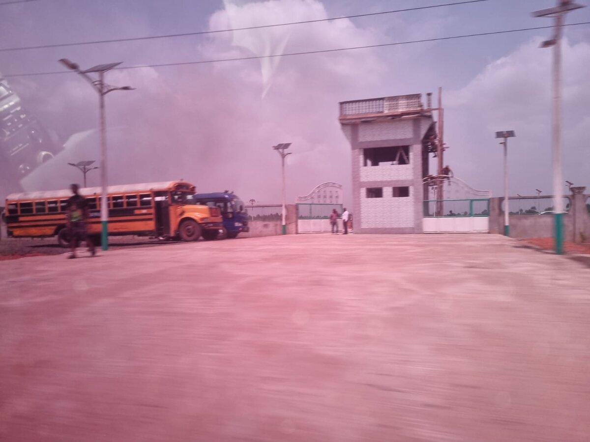 школьный автобус как в Америке. Либерия