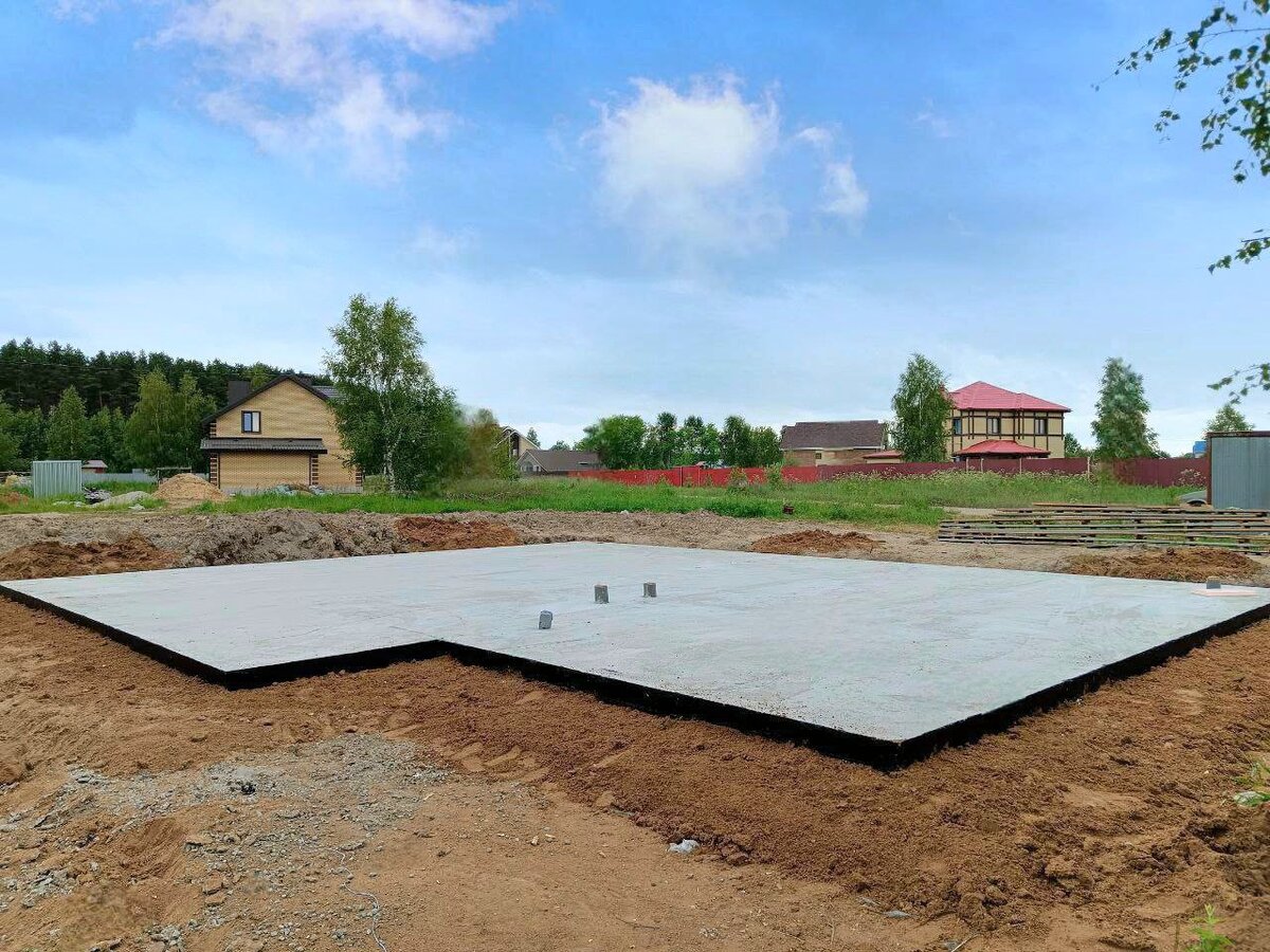 Монолитная плита. Фото строительной площадки нашей компании.