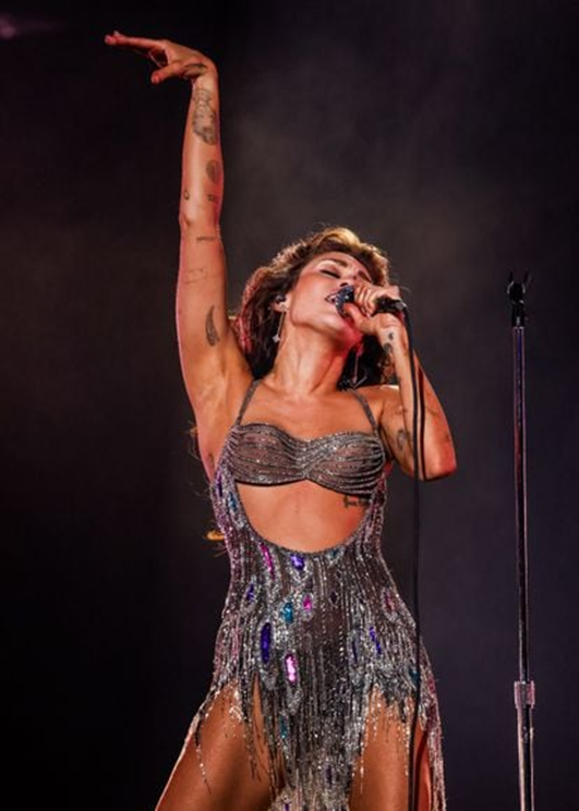 Майли Сайрус появилась на сцене Грэмми в чрезвычайно смуглом образе. JOHN SHEARER (GETTY IMAGES FOR THE RECORDING A)