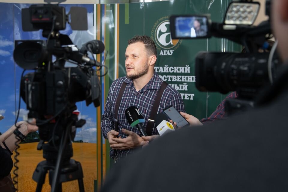    Олег Сирота на встрече со студентами. Источник: Пресс-служба АГАУ