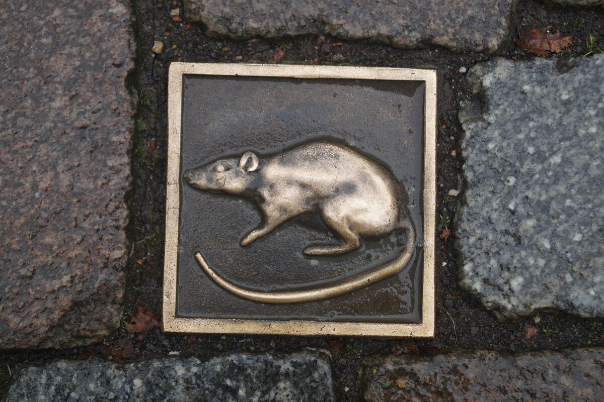 Фигурки крыс на брусчатке