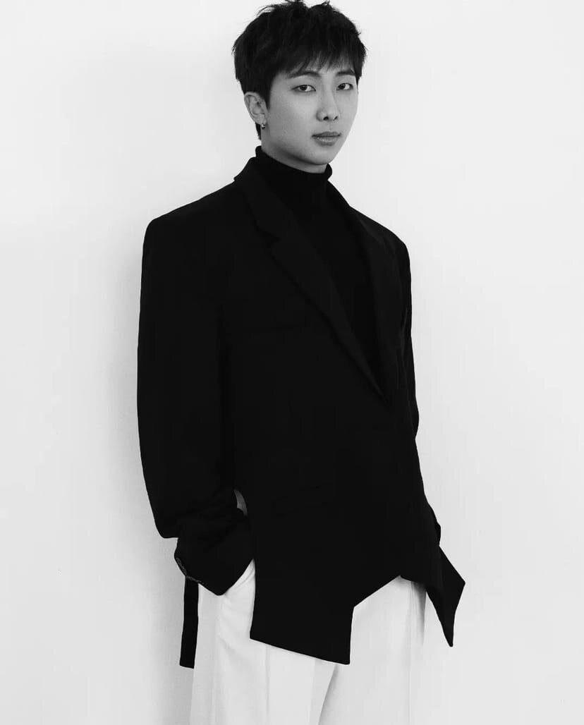 Ким Намджун (RM), южнокорейский рэпер, автор песен и музыкальный продюсер. Намджун является лидером бой-бэнда BTS.