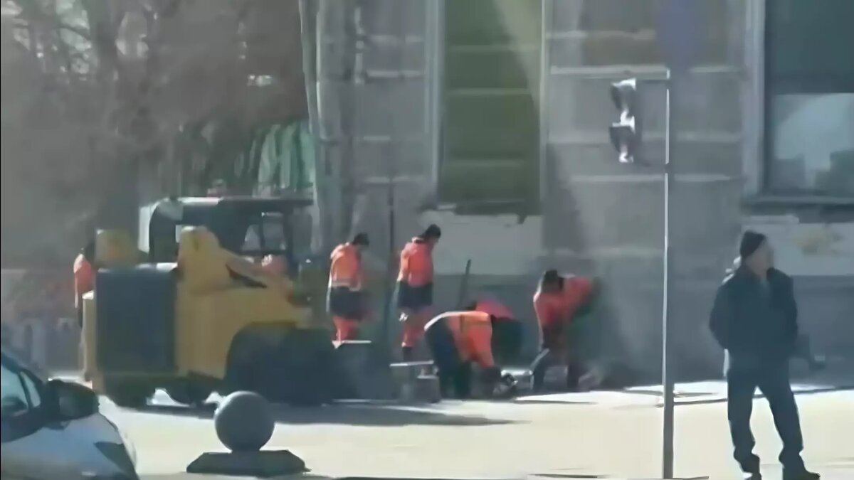     В ближайшее время на месте Дворца Связи появится новая пешеходная зона. Специалисты уже занимаются укладкой тротуарной плитки.
