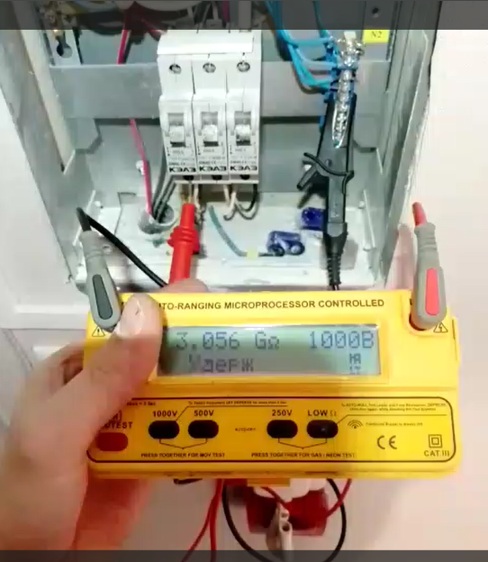 Сопротивление изоляции - это параметр, который показывает, насколько хорошо изоляция провода или кабеля защищает его от протекания тока. Чем выше сопротивление изоляции, тем лучше защита.