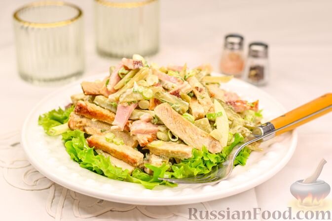 свинина, грудинка копченая, огурцы маринованные, яблоко, лук зелёный, майонез, горчица дижонская, сок лимона, масло оливковое, паприка молотая, листья салата, чеснок, соль, перец чёрный молотый