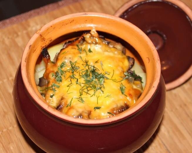 мясо в горшочках. солянка по грузински. мясо в горшочках классический рецепт. жаркое по домашнему в горшочках. мясо в горшочках.