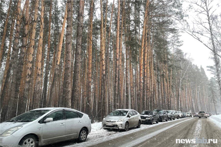 Вот так подъезд к новому парку выглядел в выходные 