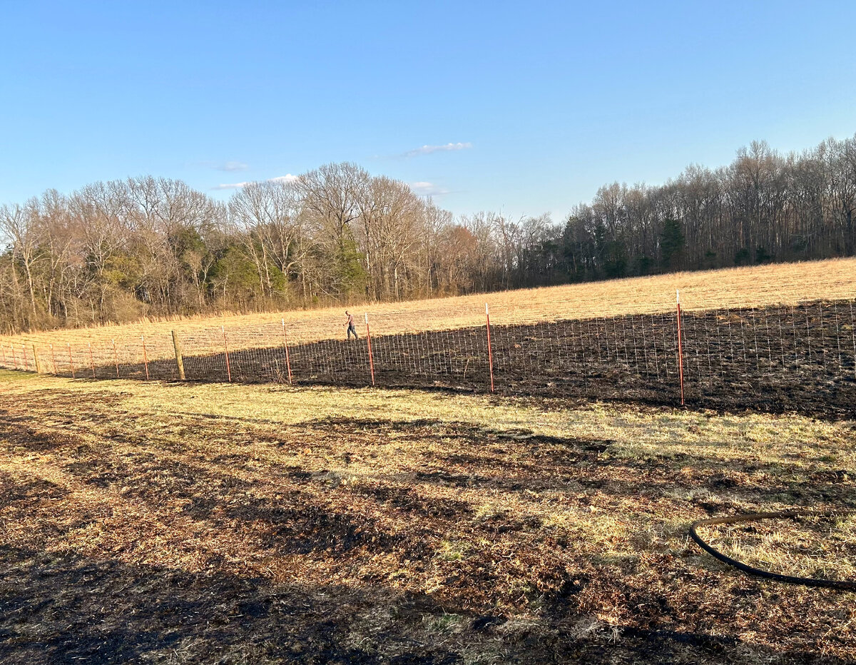 Начали тушение на этом поле, по этому типу травы огонь расходился очень быстро.