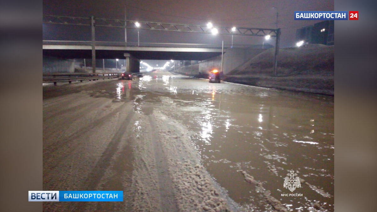    В Уфе затопило проспект Салавата Юлаева из-за прорыва трубопровода