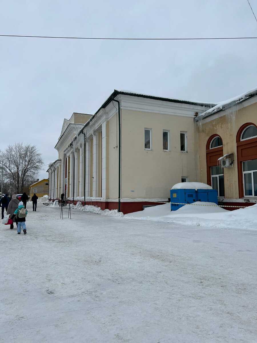 Вокзал в Котласе Южном. Довольно большой город и поезд стоит здесь 72 минуты!